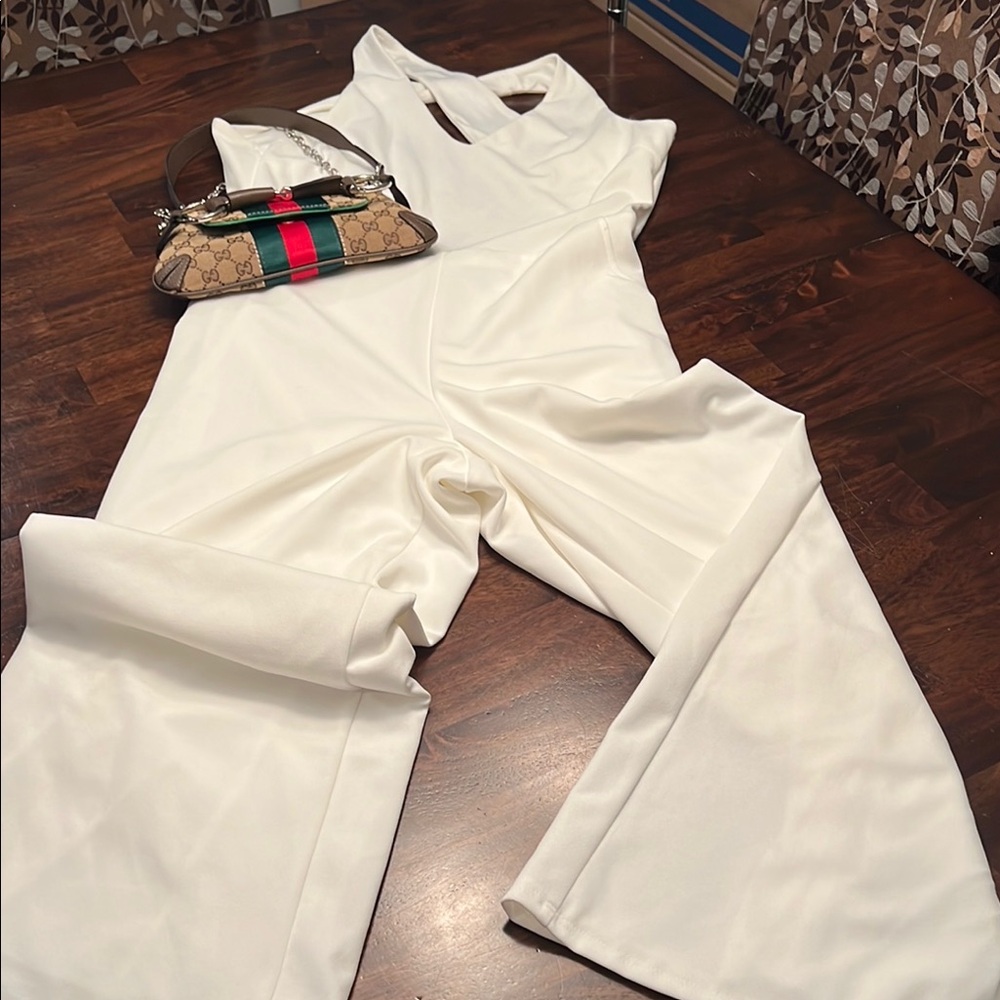 Sophisticated White Sleeveless Jumpsuit with Wide-Leg Design